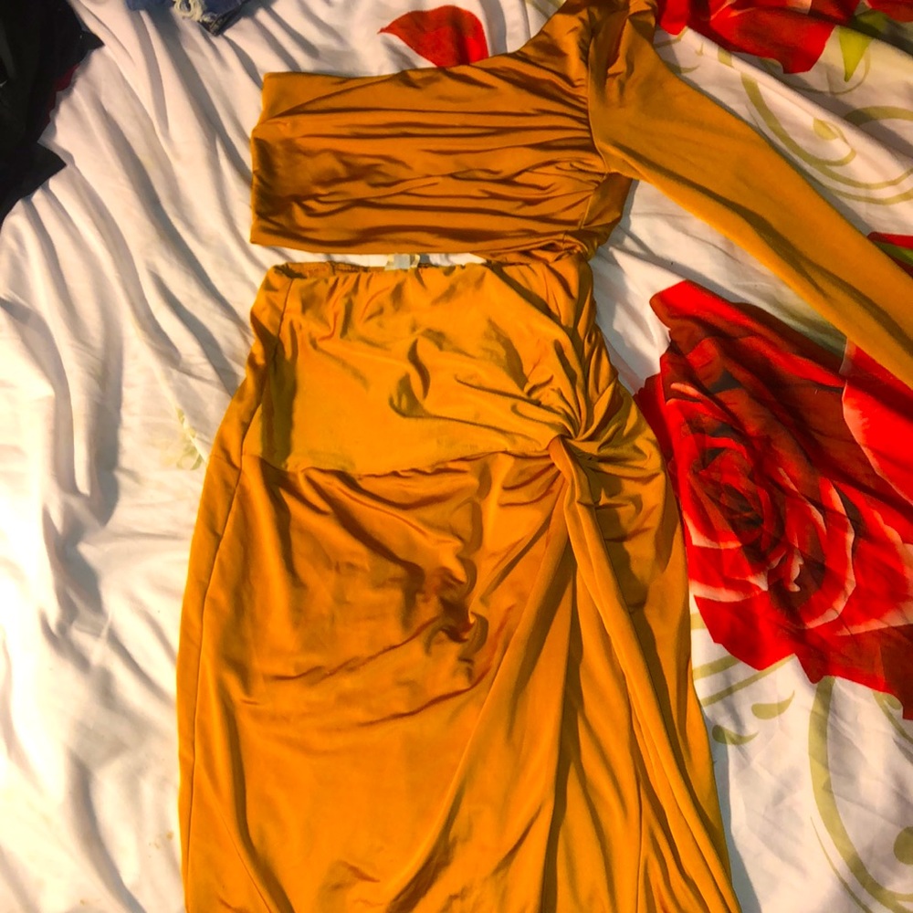 I’m selling the formal gold set from fashion nova